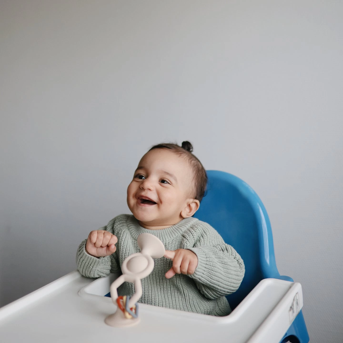 Mushie HexaPop Suction Toy 2 Mushie HexaPop Suction Toy – Bild 2